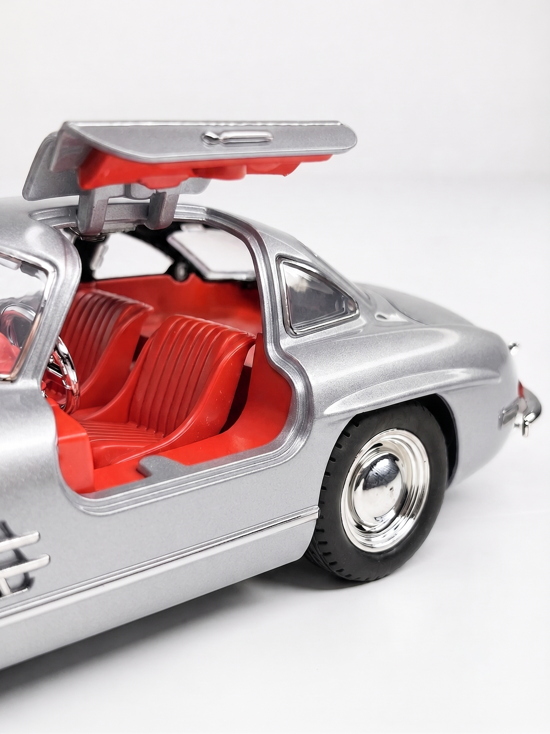Mercedes-Benz 300 SL Gullwing Silver