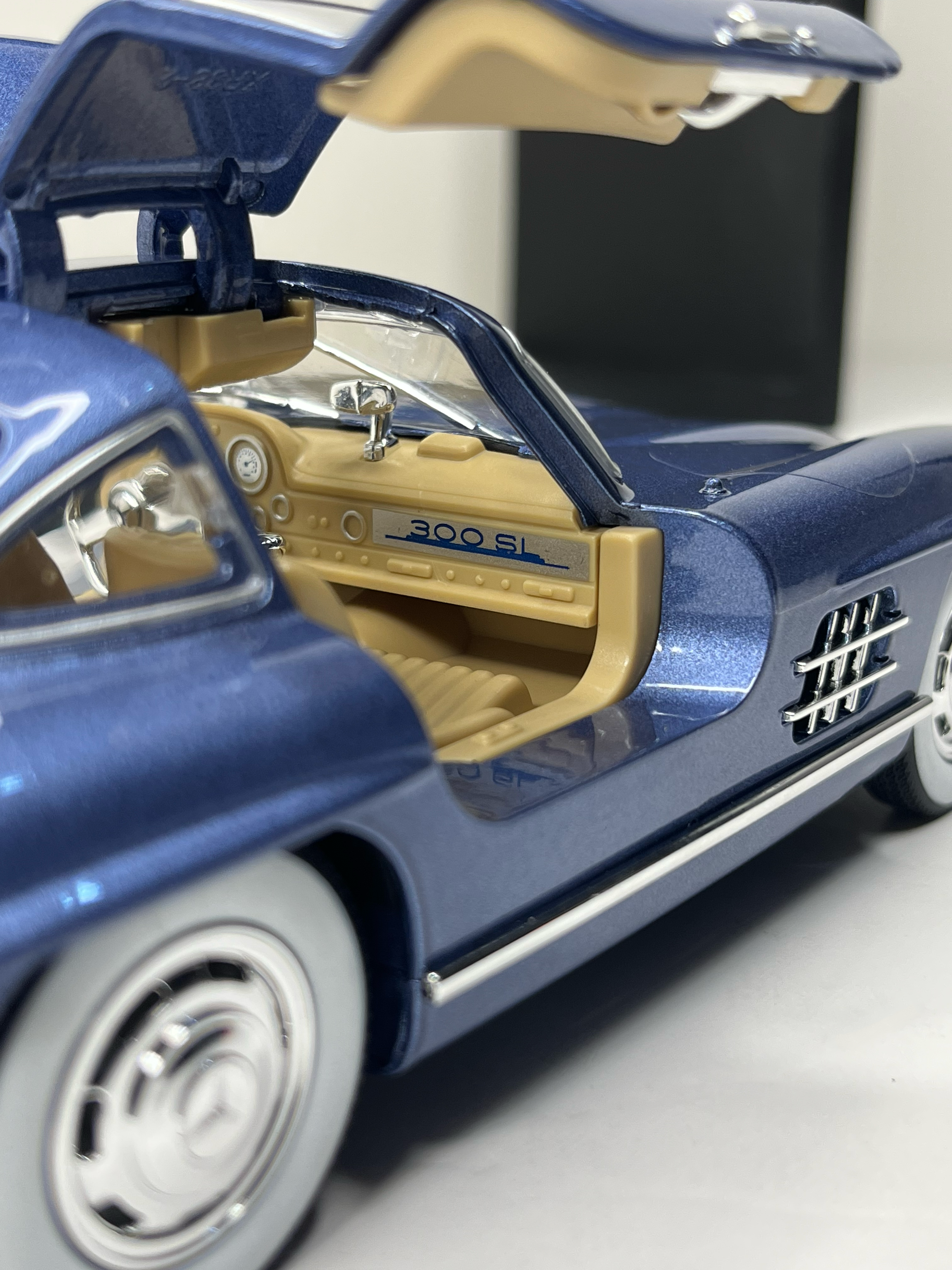 Mercedes-Benz 300 SL Gullwing Blue